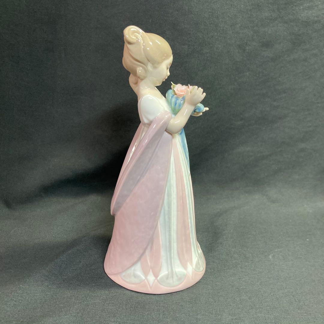 絶版【美品】リヤドロ LLADRO 8151 花束を抱えて - メルカリ