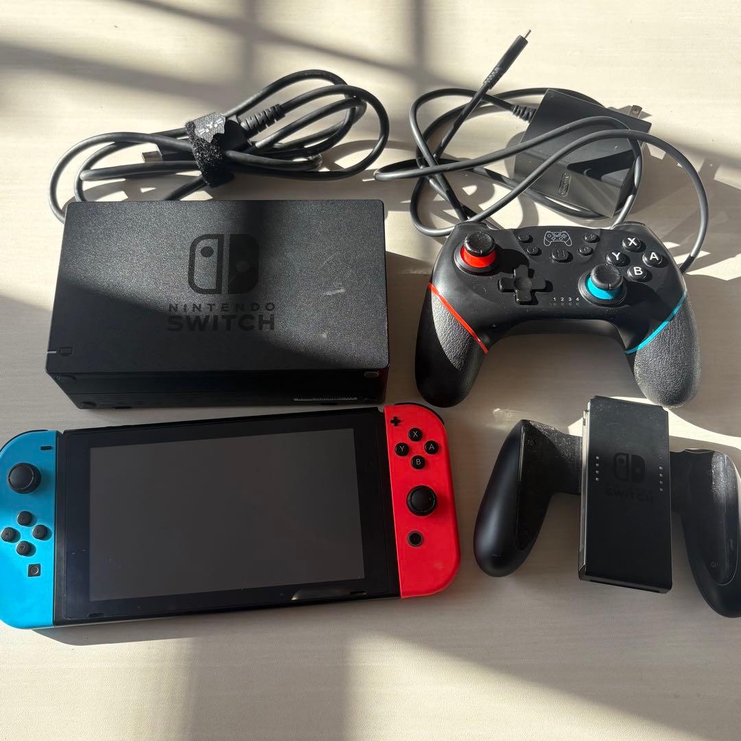 Nintendo Switch 本体 付属品完備 SDカード、コントローラー付き TVモードでもプレイできるアタッチメントとセット「グリップ