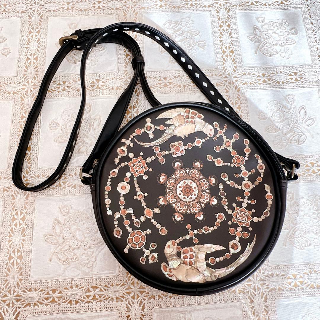 フェリシモ 螺鈿紫檀阮咸 ラウンドショルダーバッグ 正倉院展 - メルカリ