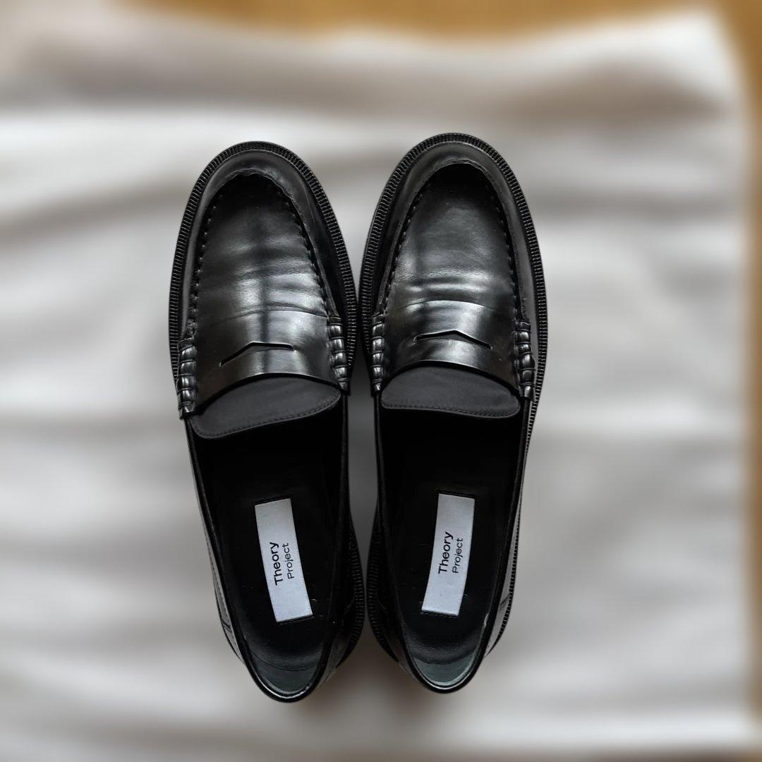 Theory Projectの黒ローファー38.０（24.5センチ） 2026SSBI：甲浅ポインテッドトゥ ローファー（124）ブラック – mamian