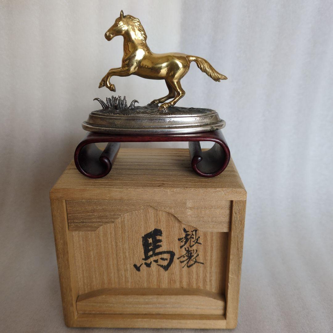 金色の馬の置物 木製台座付き - メルカリ