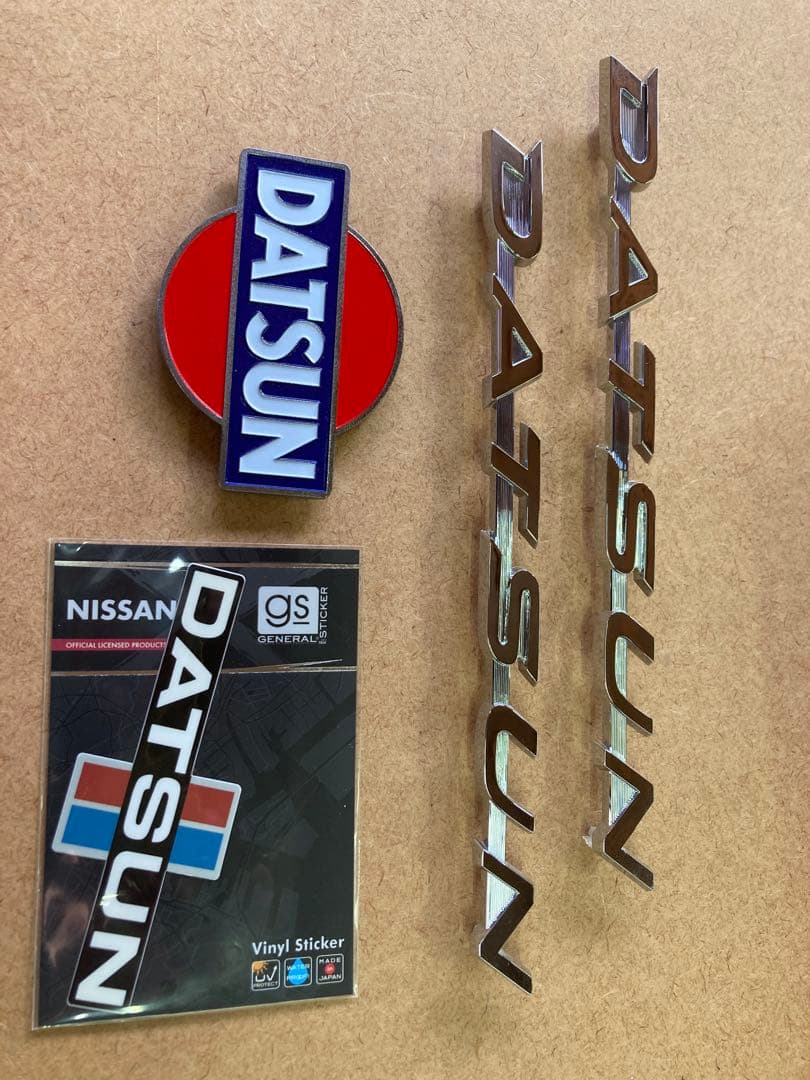 US.DATSUN メタルエンブレムとステッカーセット 貴重な物です 日産・ダットサンエンブレム メタルキーホルダーコレクション2」発売
