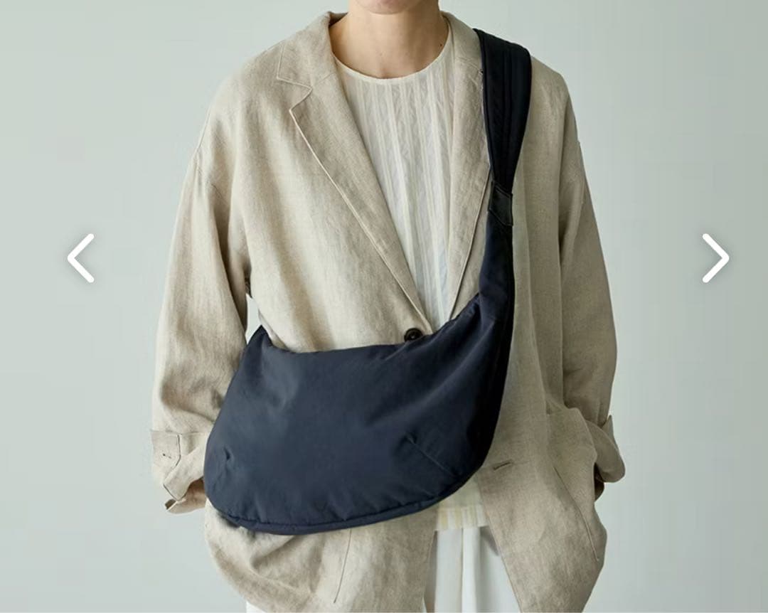 北欧暮らしの道具店 クロスボディバッグ 軽やかに、ちゃんと収まる」ムーン型のクロスボディバッグ - 北欧