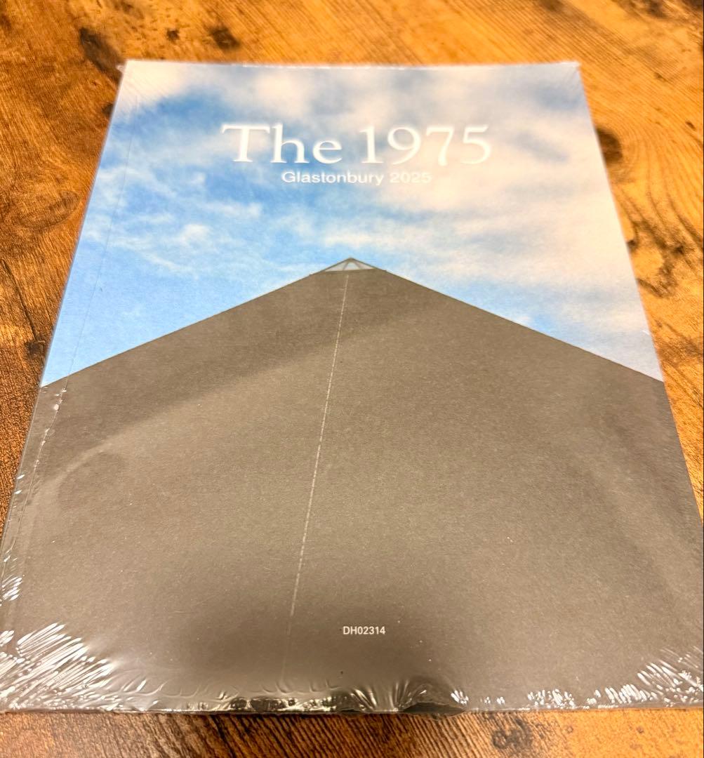 【新品】THE 1975 グラストンベリー Zine The 1975 Glastonbury Zine featuring photos from their Pyramid