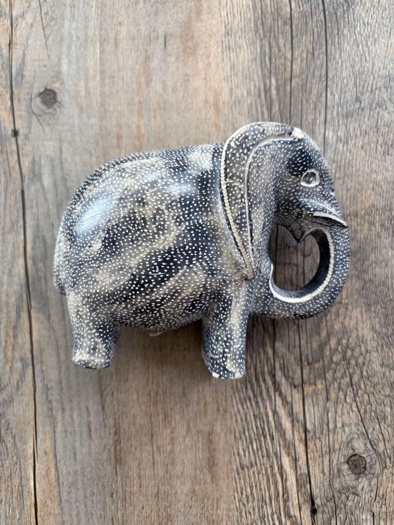 斑点模様 象の置き物 hand maide inケニア スミソニアン博物館