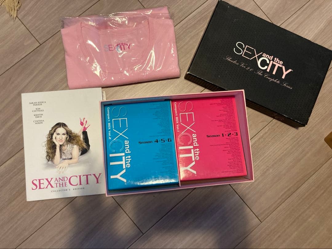 SEX and the CITY DVDTシャツ付きコレクターズエディション Amazon.com: SEX AND THE CITY Carrie, Miranda, Charlotte, and