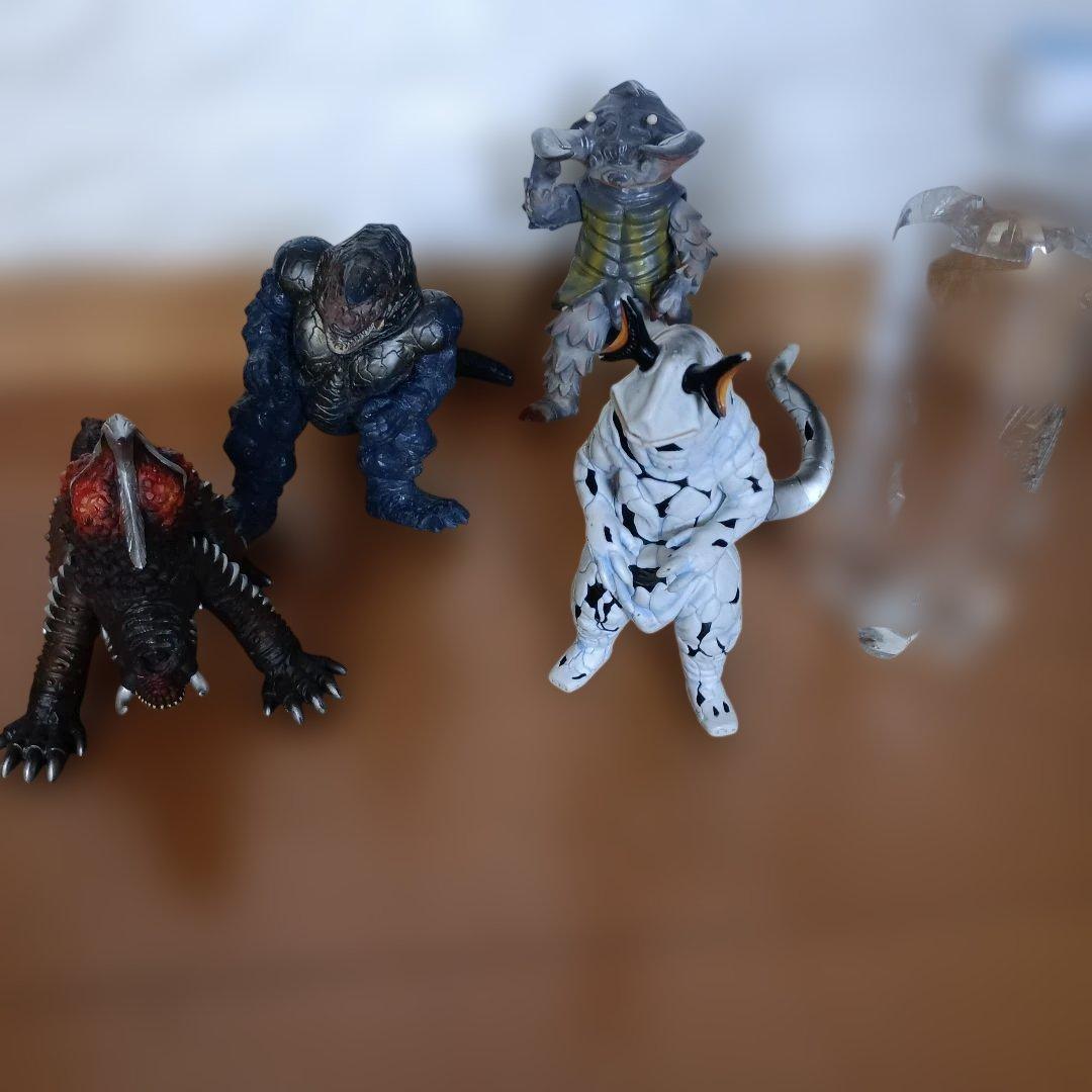 怪獣フィギュア4体セット - メルカリ