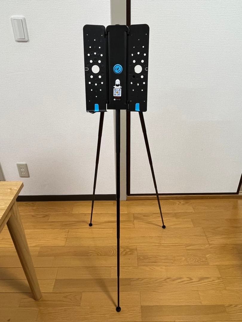 Wee Stand 超軽量＆コンパクトに折りたためるミニマルでポータブルな