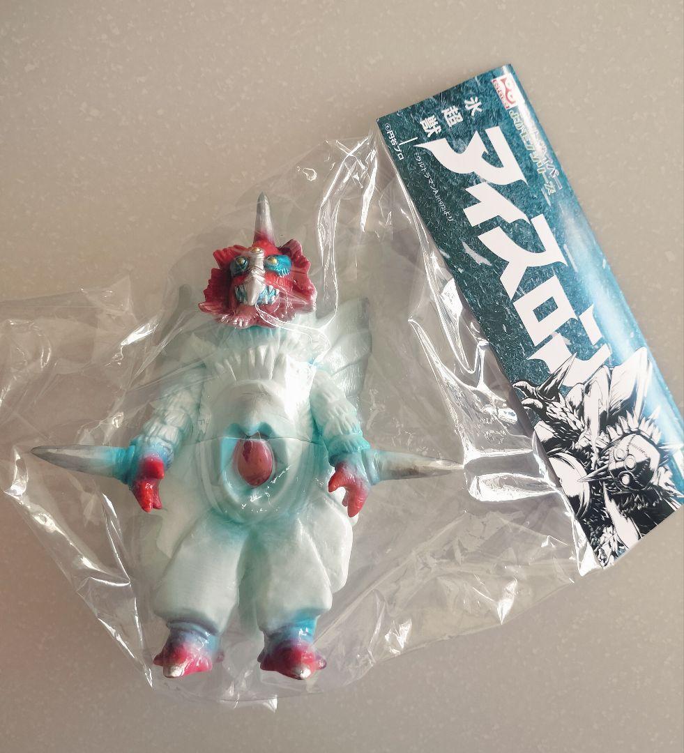 オクトサイバー ウルトラマンA アイスロン ソフビ ワンフェス2025冬 雪が降ってきたのでアイスロンを並べてみた。 #ソフビ #アイスロン