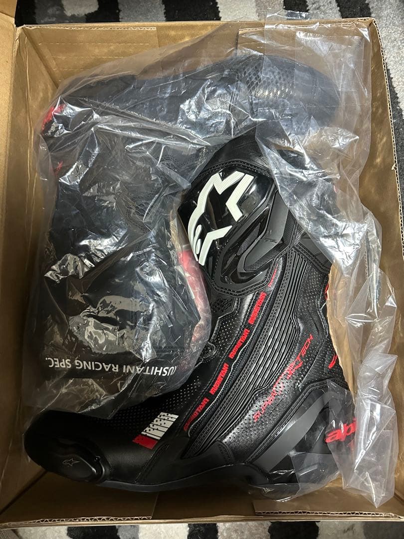 クシタニ　スーパーテック　black 44 受注生産モデルの真っ黒のスーパーテックRが数量限定で登場