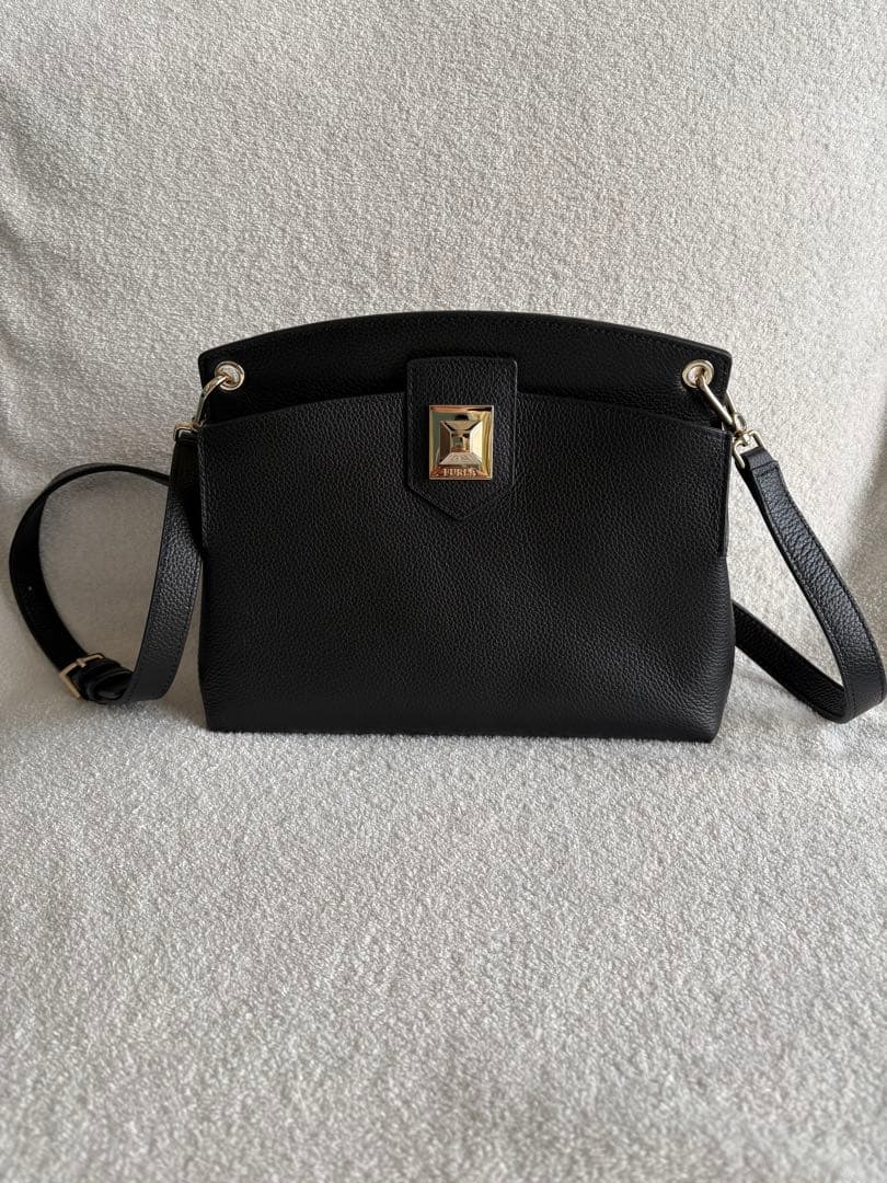 あ*き様 美品　FURLA ブラック ショルダーバッグ フルラ FURLA バッグ 斜め掛けバッグ ショルダーバッグ WB00667 BX0176