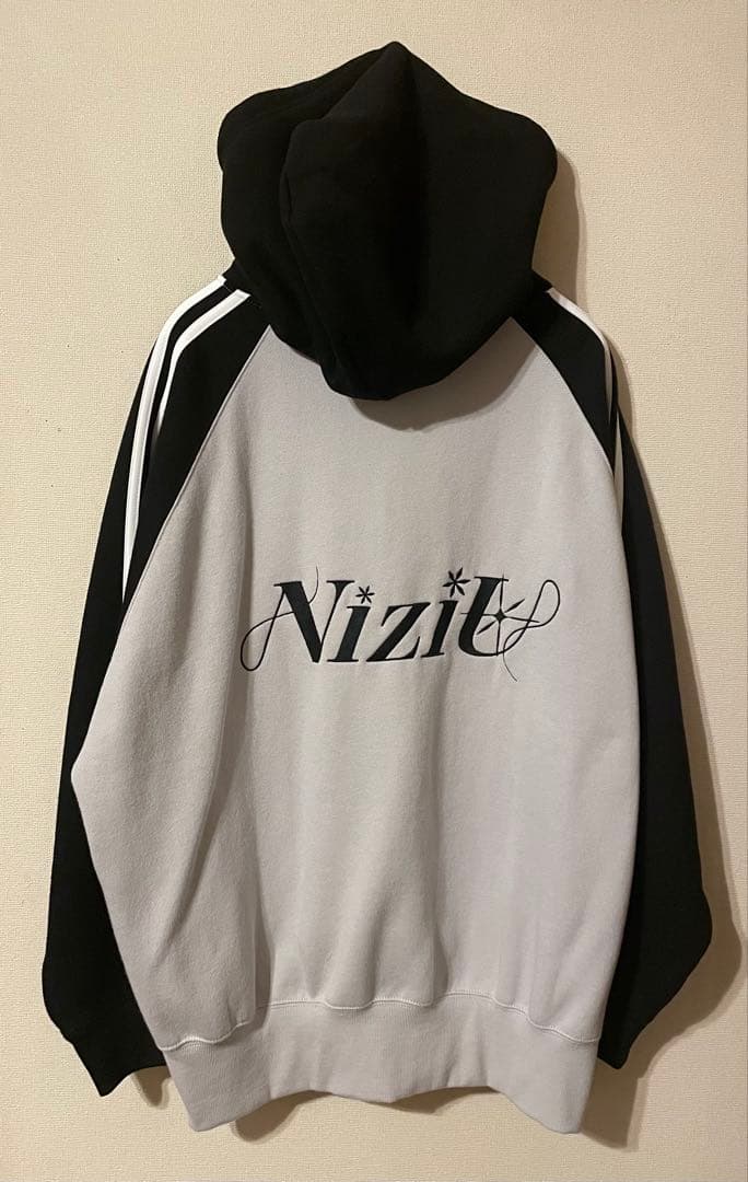 NiziU AWAKE フーディー 【L】 - メルカリ