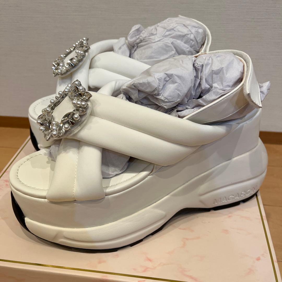 新品未使用】♡ミシェルマカロン♡ビジュー厚底サンダル - メルカリ