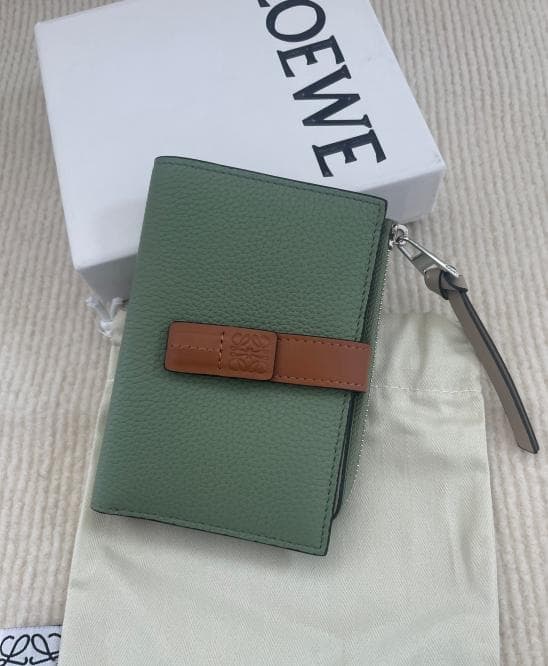 グリーン/希少 ロエベ 二つ折り財布 LOEWE 可愛い色 財布 中古・古着通販】LOEWE (ロエベ) 3つ折り財布 グリーン｜ブランド