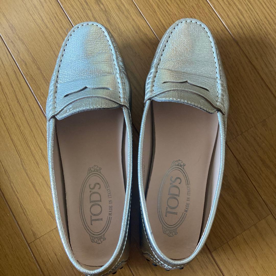 トッズシルバーローファー