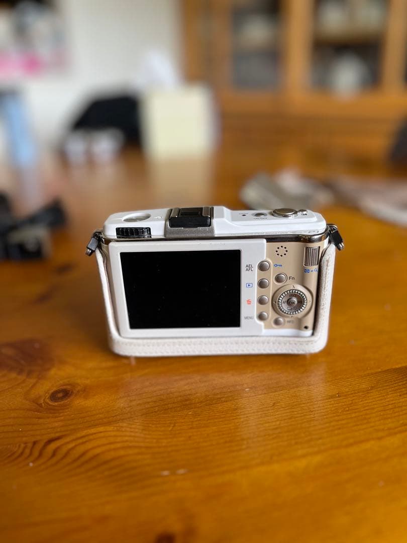 OLYMPUS E-P1ミラーレス一眼カメラ ホワイト