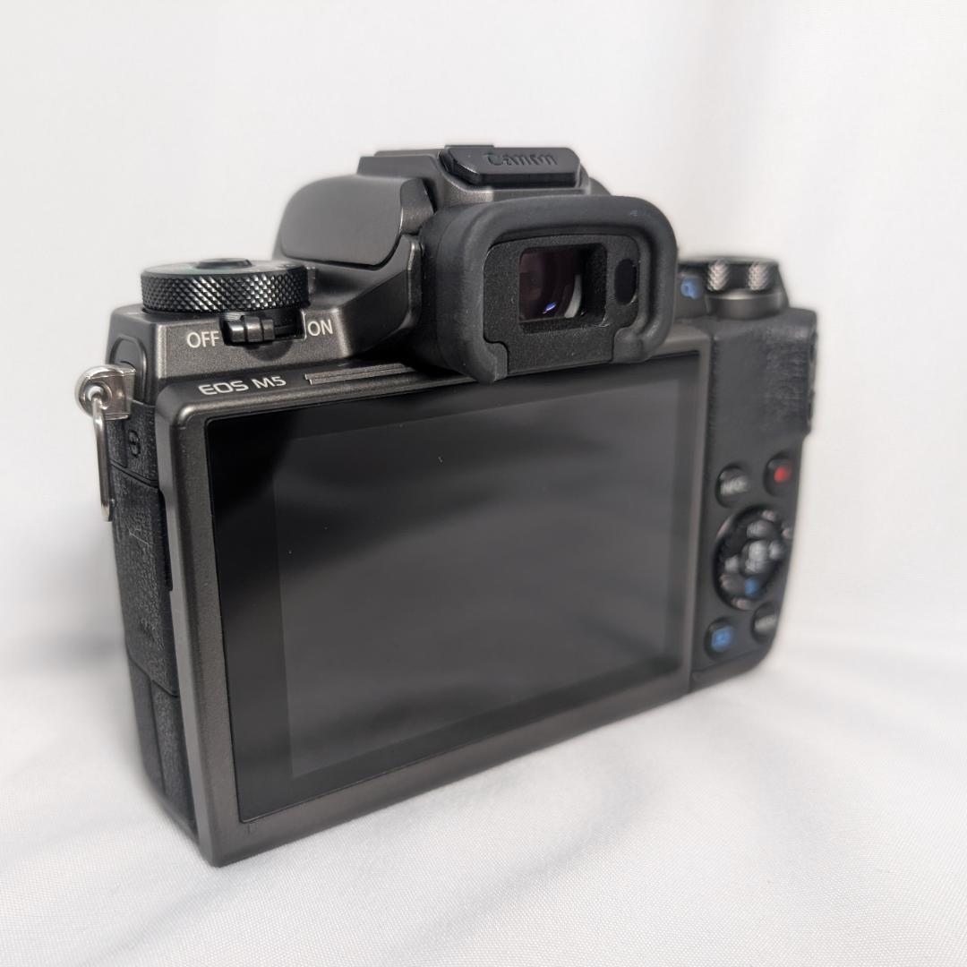 デジタルカメラ EOS M5 + EF-M15-45mm F3.5-6.3 IS STM