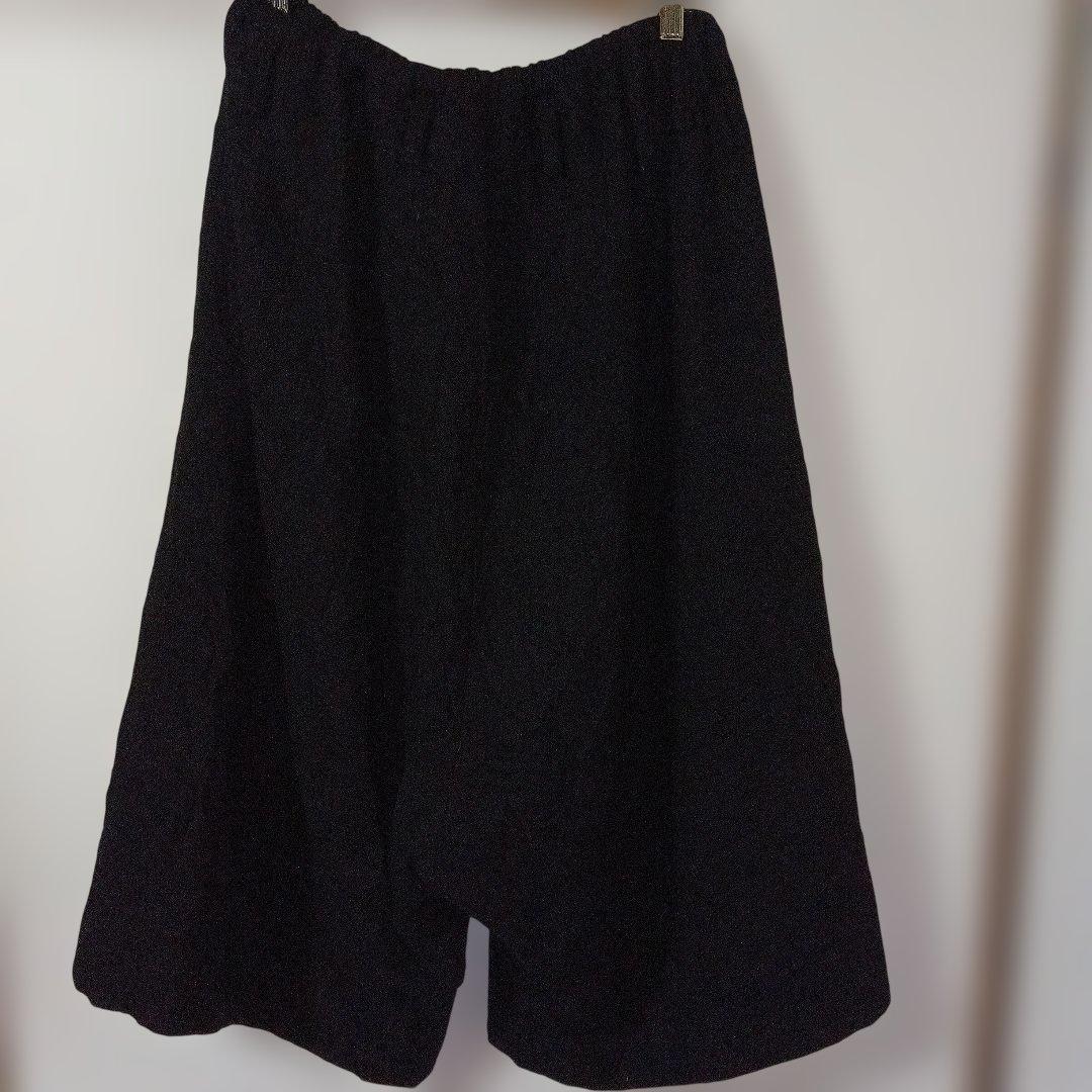 黒いガウチョパンツ ゴム入りウエスト ボタン付き シワ加工 ワイズ