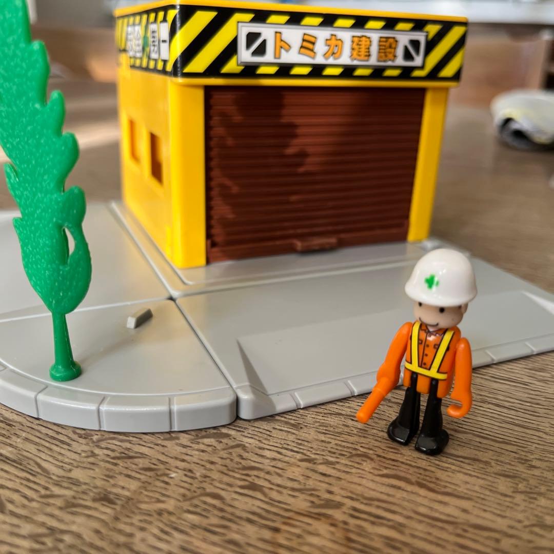 トミカタウン ガソリンスタンドJOMO トミカ建設カーサービス駐車場