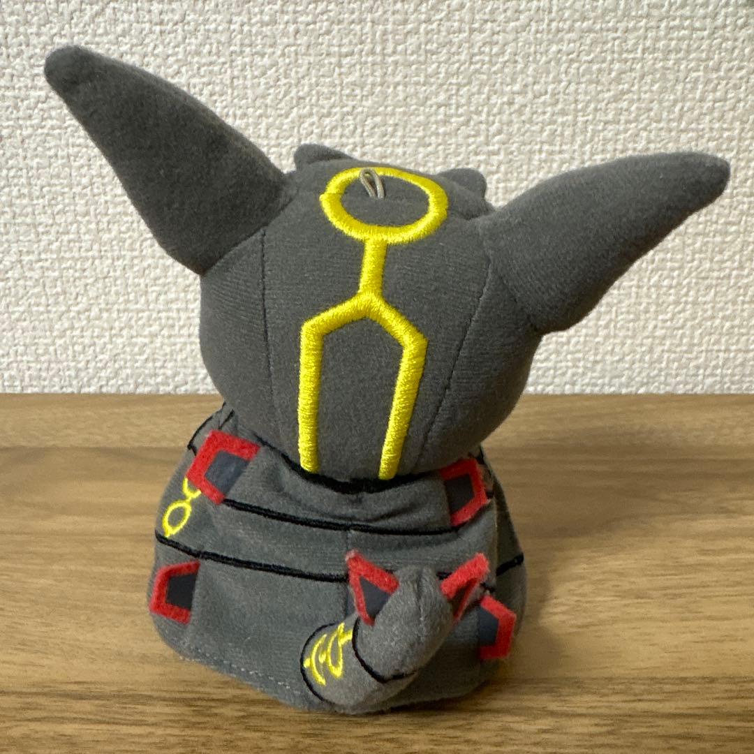 ポケモンセンター 黒いレックウザポンチョを着た ピカチュウ