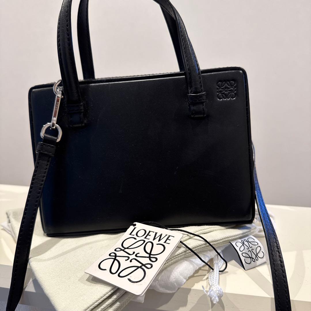 LOEWE ブラック レザー ショルダーバッグ ロエベ LOEWE バッグ ショルダーバッグ カメラ クロスボディバッグ