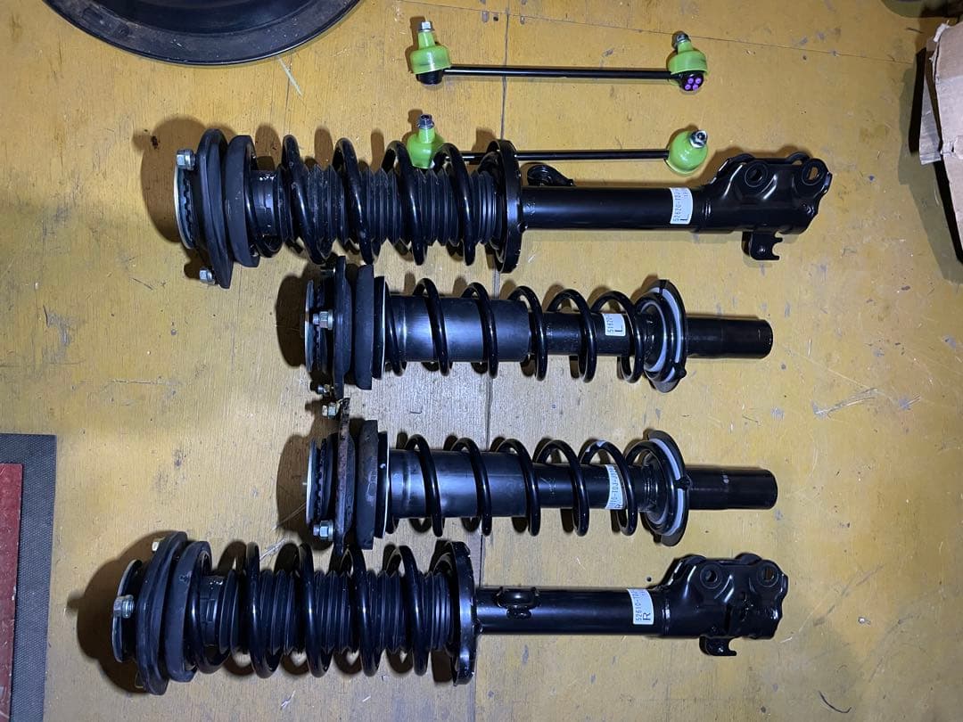 S660サスペンション　新車外し S660のサスペンション交換！ - 白いポルシェと白い軽オープンカーの