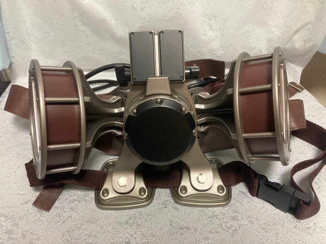 中古 進撃の巨人 ムービック製1/1スケール立体機動装置 - メルカリ