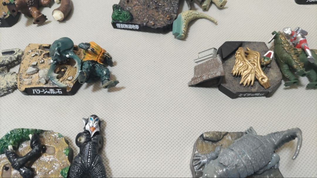 ウルトラ怪獣名鑑10体セット - メルカリ