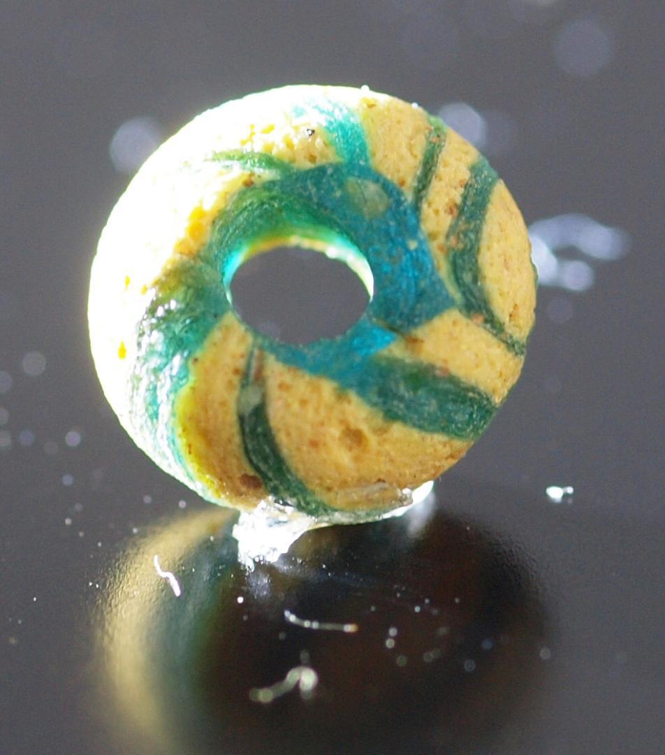 クリアな青緑に鮮やか黄で、回転する輪状モチーフのモザイク小型平