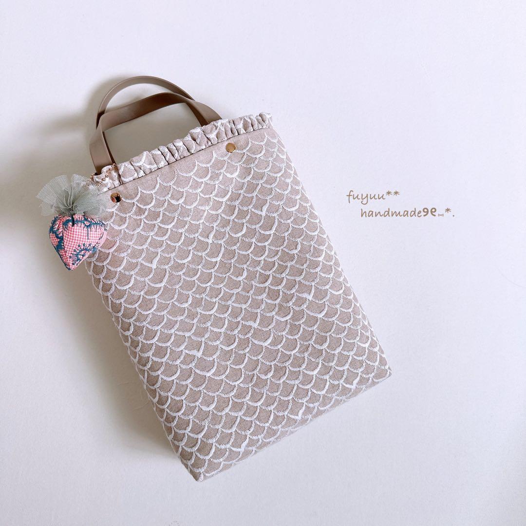 ハンドメイドꕤ︎︎控えめフリルのトートバッグ mermaid white チャーム付 シンデレラ/チュールフリルトートバッグ/earth music&ecology（アース