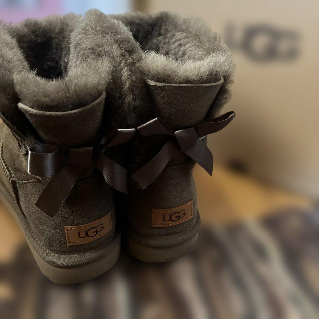 ヒマワリ様 UGG ムートンブーツ カーキ 25センチ リボン アグ - メルカリ