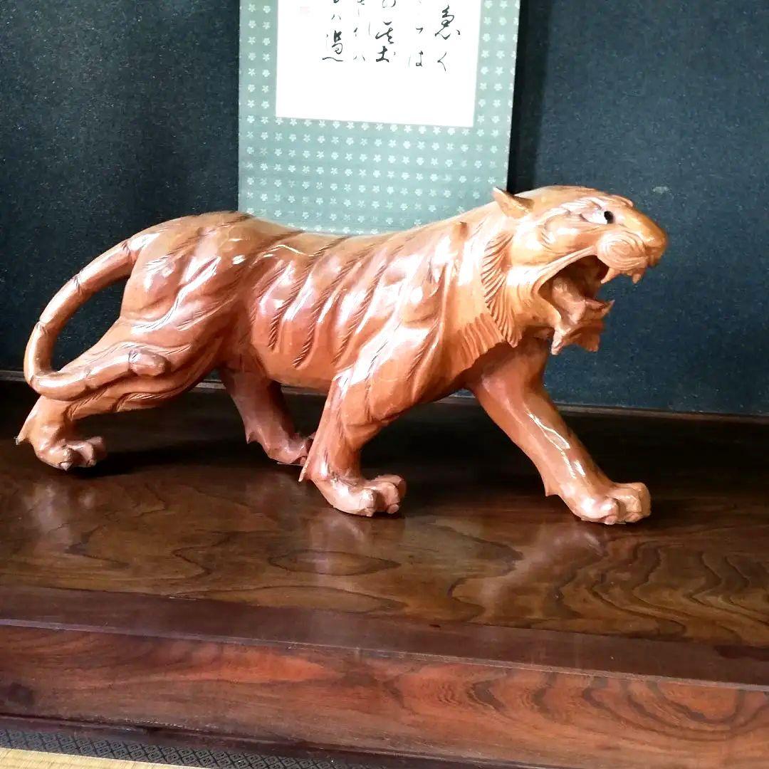 木彫りの虎 一本木 トラ 寅 彫刻 寅年 置物 木像 一刀彫 オブジェ 干支