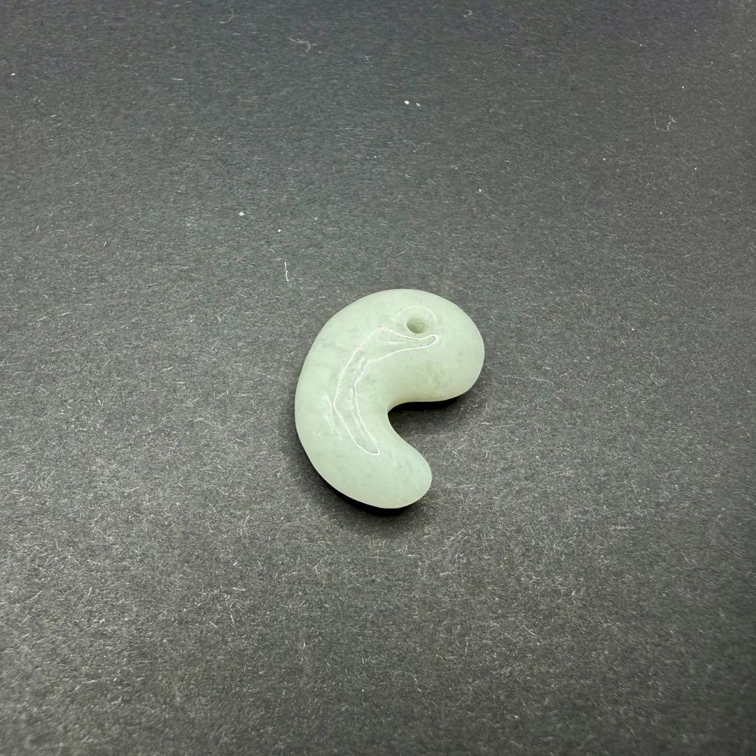 糸魚川翡翠 勾玉 約14.1mm 3.17g｜淡緑色・高透過｜国産天然翡翠