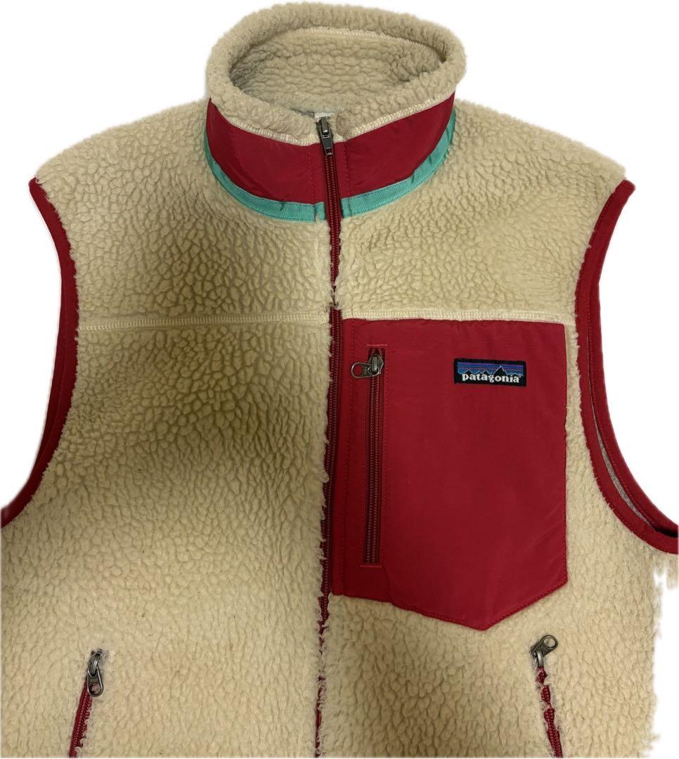 patagonia フリース ベスト ベージュ/レッド - メルカリ