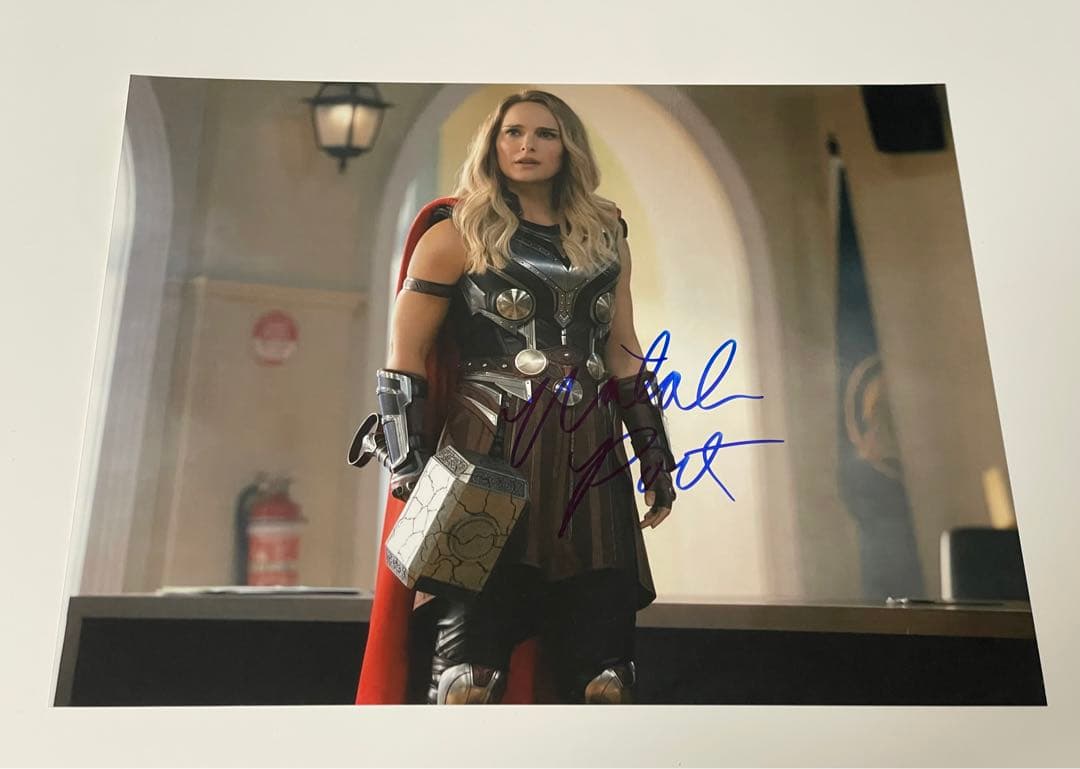 ナタリー・ポートマン 直筆サイン 写真 マイティ・ソー - メルカリ