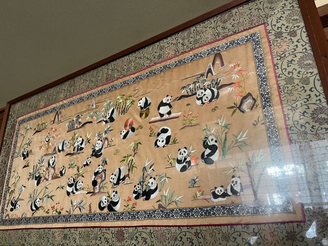 パンダ刺繍タペストリー　刺繍　飾り布　古い生地　正絹中国 アンティーク　額なし Amazon.co.jp: 中国 パンダ掛け軸 刺繍 : ホーム＆キッチン