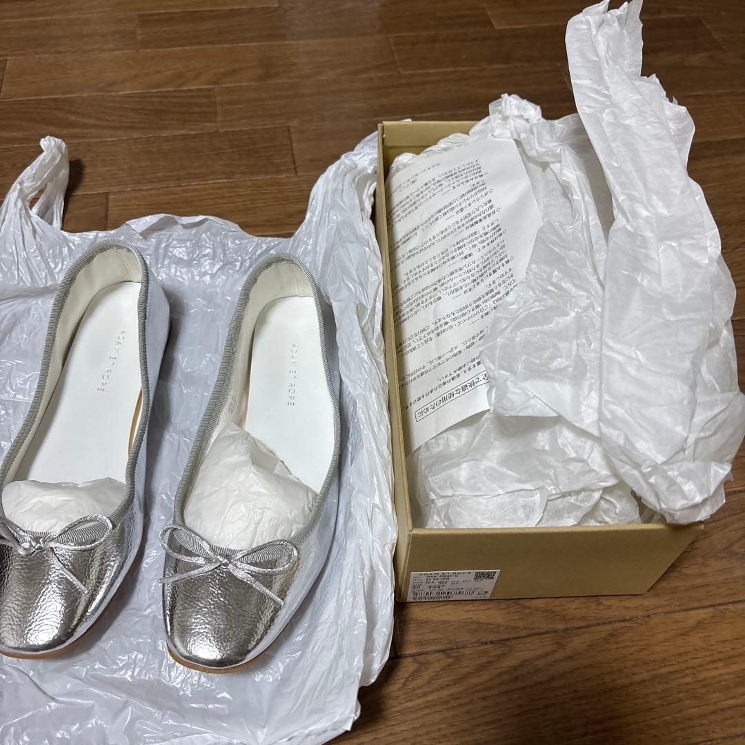 ADAM ET ROPÉ シルバー フラットシューズ 22.5cm 新品