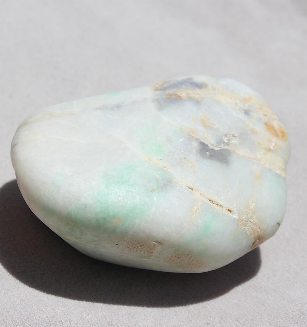 ［白緑の逸品］糸魚川翡翠 原石 173.0g