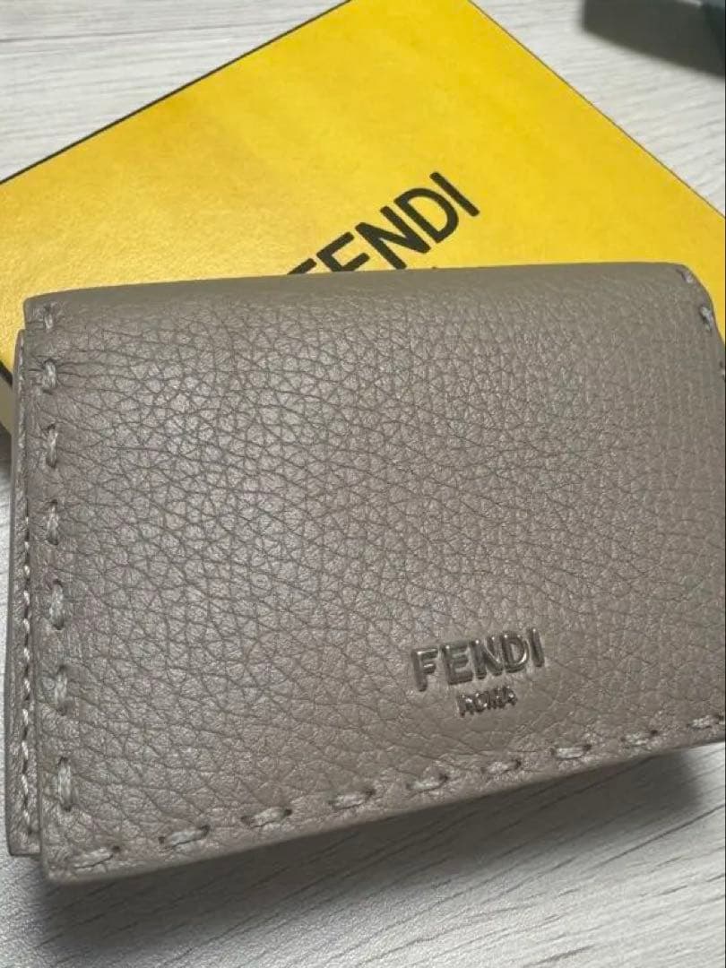 【極美品】FENDI 名刺入れ カードケース ピーカブー すぐ届く FENDI (フェンデイ) FFピーカブー カードケース (FENDI