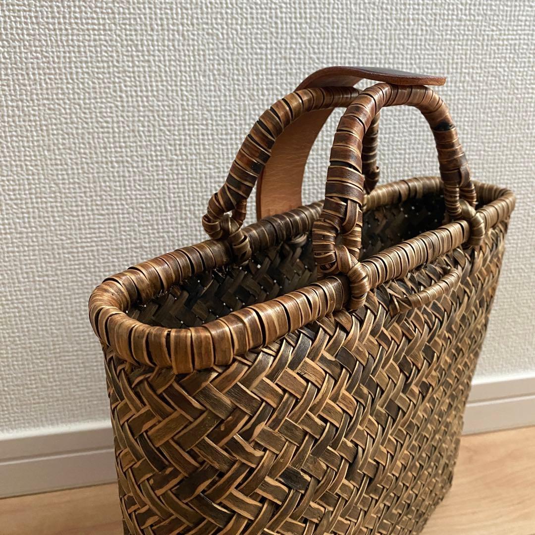 イタヤ細工 手提げ籠 貴重な染付仕上げ - メルカリ