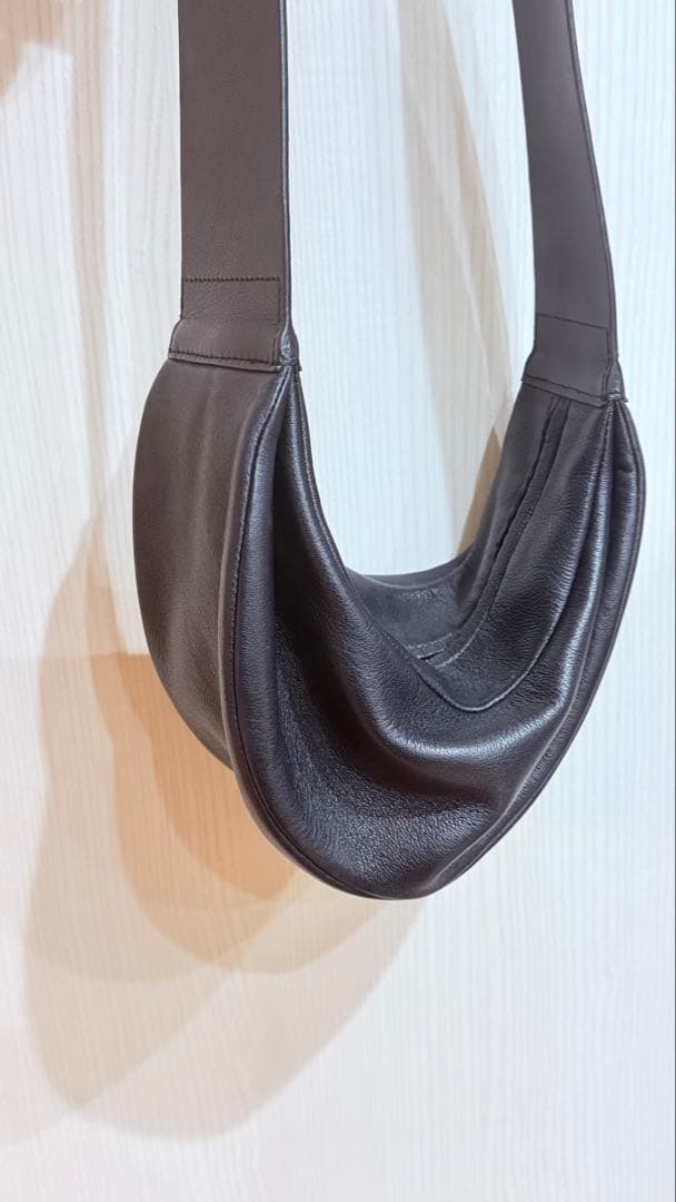 完売品】COS コス レザープリーツベルトバッグ ブラック - メルカリ