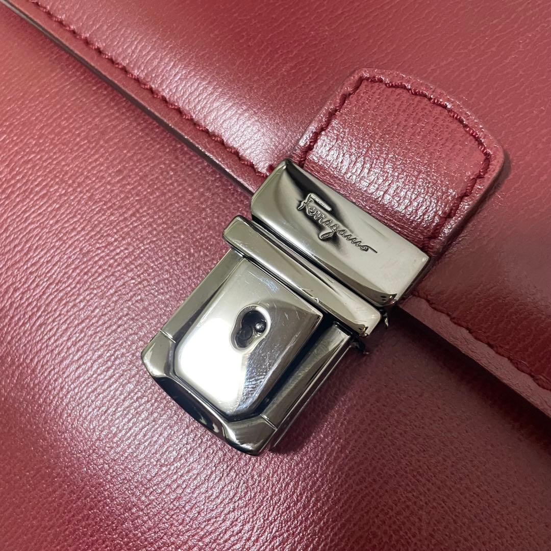 美品 フェラガモ カメラバッグ レッド シルバー金具 ロゴ刻印