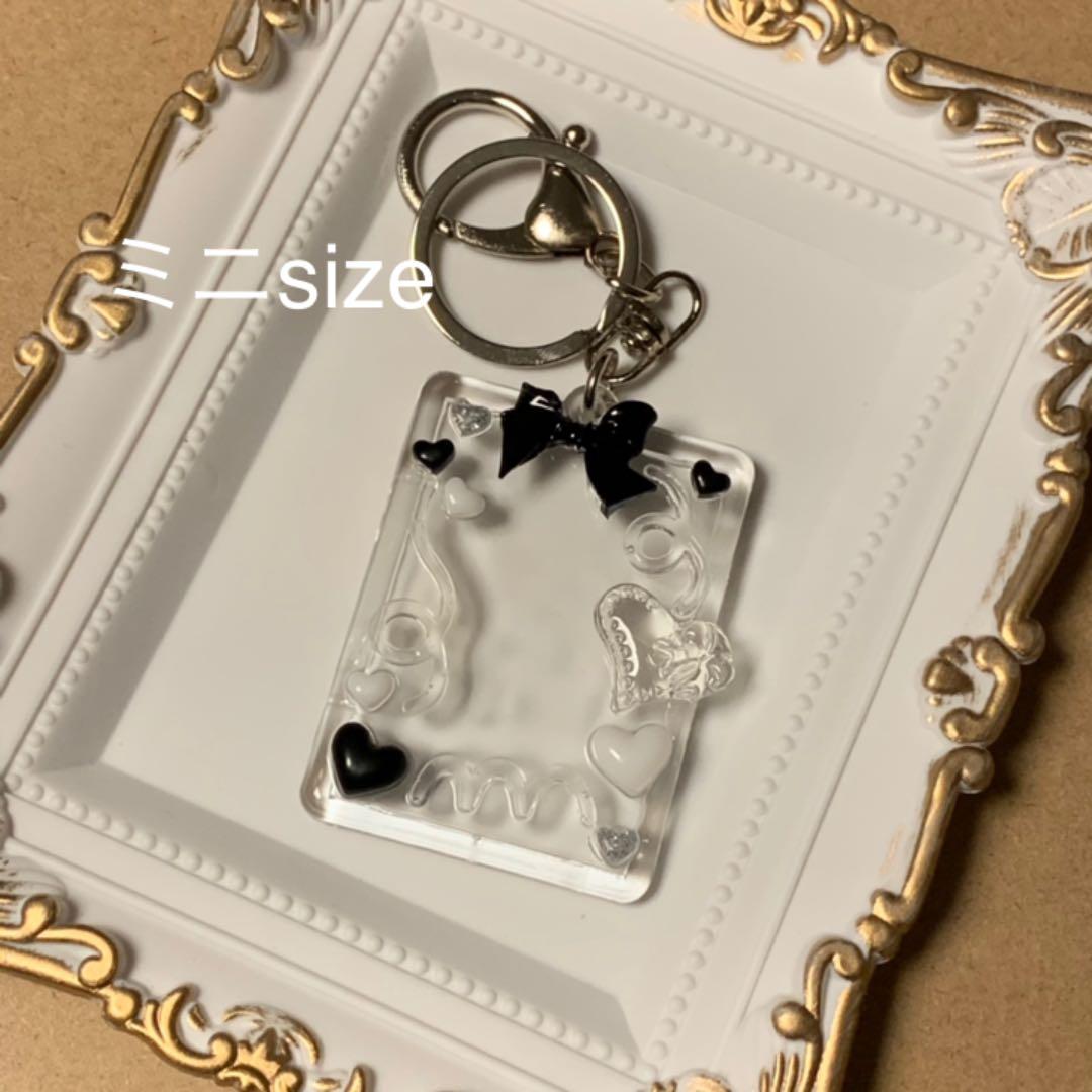 フォトキーホルダー デコ アクリルキーホルダー トレカケース - メルカリ