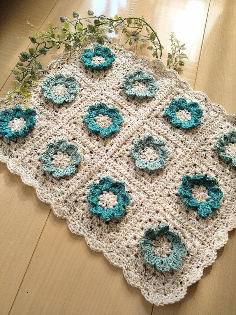 グリーンの立体お花モチーフのマルチカバー - メルカリ