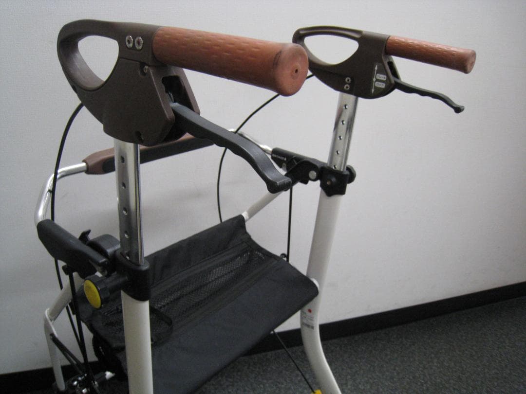 イコットエア 安寿 軽量 歩行器 歩行車 軽量 3.9kg 折りたたみ