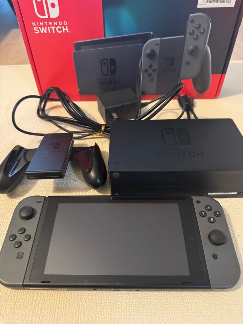 【美品】Nintendo Switch 本体 ブラック おまけソフト付き 豪華おまけ付き 準美品 すぐに遊べる液晶新型Nintendo Switch完品