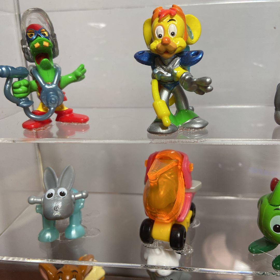 キンダーサプライズおもちゃ12個アクリルケース入り - メルカリ