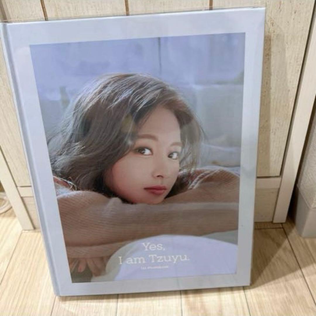 廃盤写真集⭐︎Yes, I am Tzuyu. 1ST PHOTOBOOKBlue - メルカリ