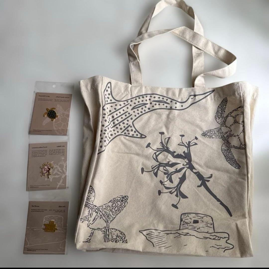 2025関西万博カタールパビリオン　トートバックと ピンバッジ3点セット 大阪関西万博2025 カタールパビリオン トートバッグ タグ付き未使用品