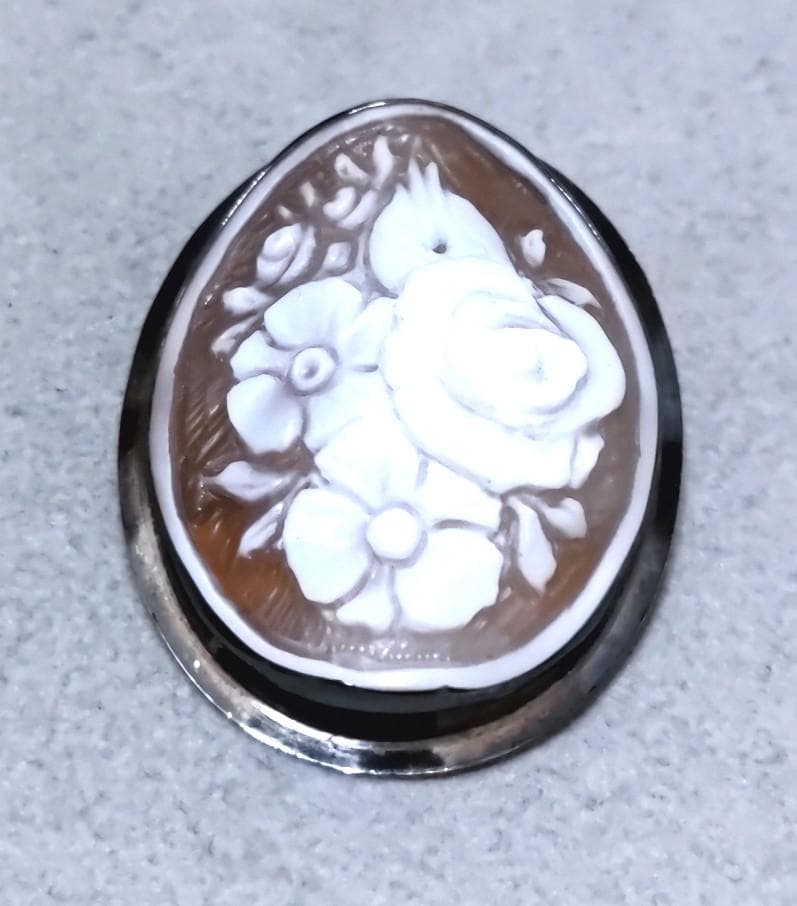 サルバトーレフェラガモ シェルカメオSV925ブローチ／トップ箱付き